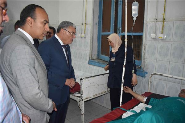 محافظ المنيا يتابع حالة المصابين في حادث تصادم سيارة