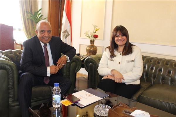 وزير قطاع الأعمال خلال لقائه بوزيرة الهجرة