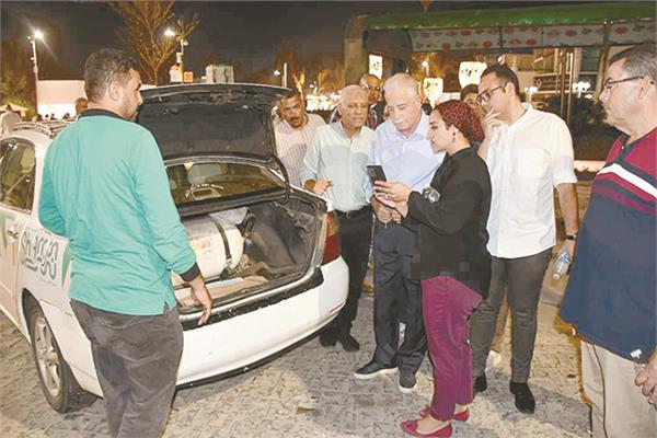محافظ جنوب سيناء يتحدث مع عدد من سائقى التاكسى بشرم الشيخ