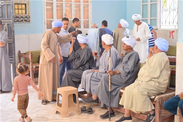 توقيع الكشف على 1064 حالة مرضية في قافلة طبية مجانية بقنا