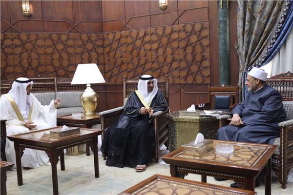 د أحمد الطيب خلال استقباله الدكتور عمر محمد الخطيب والدكتور أحمد عبد العزيز الحداد