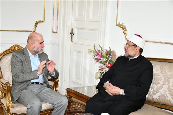 الدكتور محمد مختار جمعة خلال استقباله الدكتور محمود الهباش قاضي قضاة فلسطين