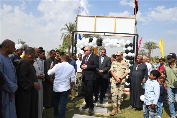 محافظ قنا خلال افتتاح الحديقة العامة