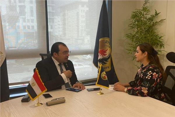  الدكتور عمرو سليمان المتحدث الرسمي بإسم حزب حماة الوطن مع محررة بوابة اخبار اليوم