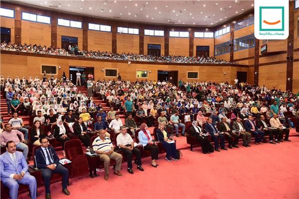 جانب من ندوات حياة كريمة بالجامعات