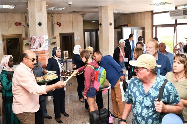 محافظ أسوان يستقبل الأفواج السياحية
