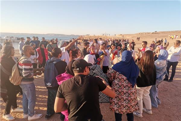 وصلة رقص للسائحين