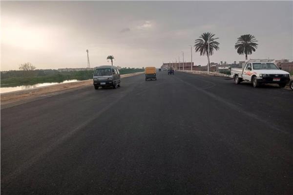 محافظ الإسماعيلية يتابع أعمال رصف وتطوير طريق  السويس الزراعي