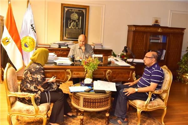محافظ أسيوط يتابع استكمال مشروعات القطاع الصحي