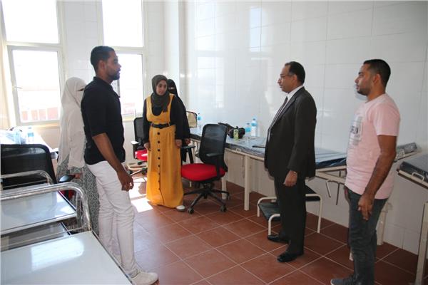 رئيس جامعة طيبة التكنولوجية بالأقصر يتفقد إجراءات الكشف الطبي للطلاب الجدد