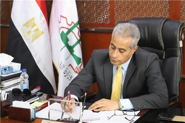 وزير القوى العاملة حسن شحاتة