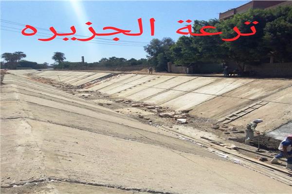 جانب من أعمال تبطين الترع