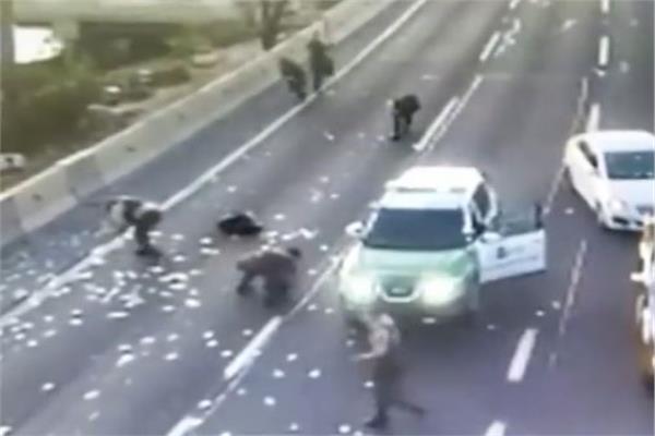 السماء تمطر دولارات.. جريمة سرقة مدهشة انتهت في الشارع