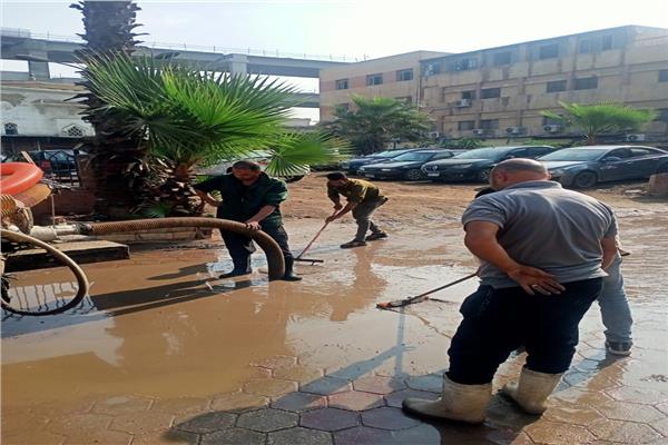 جانب من أعمال شفط المياه