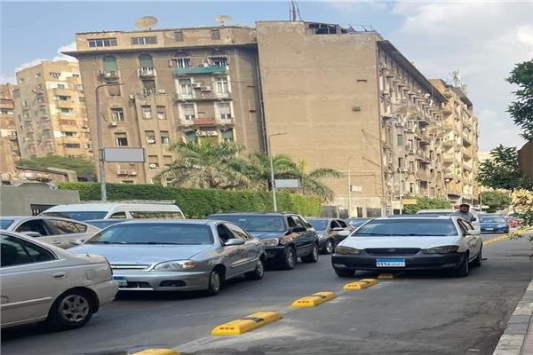 إحدى السيارات تسير على الممر الخاص بسير العجل