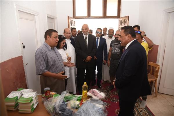 محافظ مطروح يتفقد قافلة الحياة بواحة سيوة 