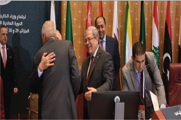 لحظة تسليم الرئاسة بين وزيرى خارجية تونس والجزائر بحضور الأمين العام والسفير حسام زكى