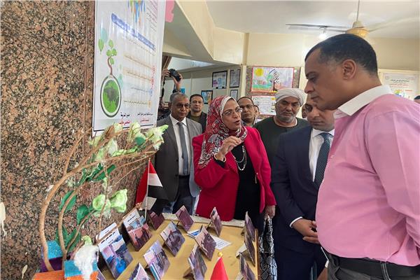 نائب محافظ قنا يتفقد معرض طلاب المدارس
