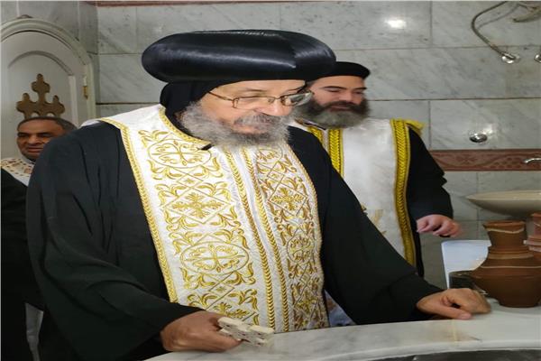 الأنبا يواقيم يدشن معمودية كنيسة الأم دولاجي بإسنا جنوب الأقصر 