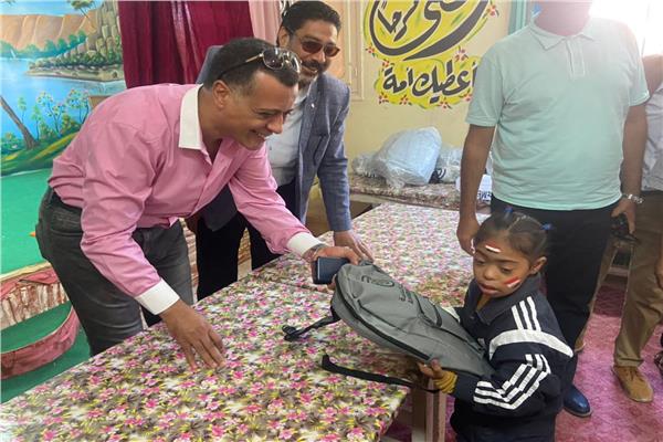 توزيع شنط مدرسية على تلاميذ " قادرون باختلاف" في قنا 
