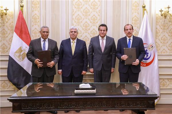 وزيرا الصحة والتعليم العالي اثناء توقيع البرتوكول