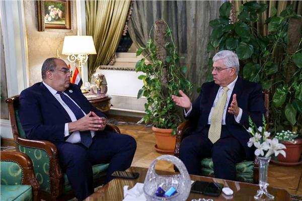  وزير التعليم العالي يلتقي بالدكتور محمود محيي الدين