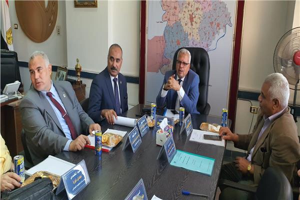رئيس شركة مياه الشرب والصرف الصحي خلال الاجتماع