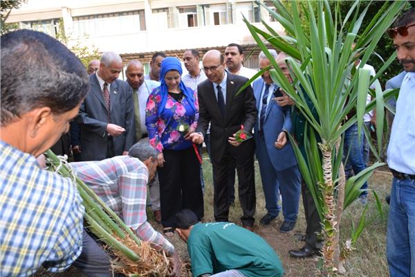الدكتور أحمد المنشاوي القائم بعمل رئيس جامعة أسيوط خلال مبادرة إتحضر للأخضر