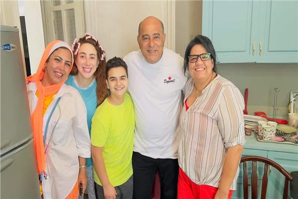 مؤمن هشام مع أسرة مسلسل العيلة دي