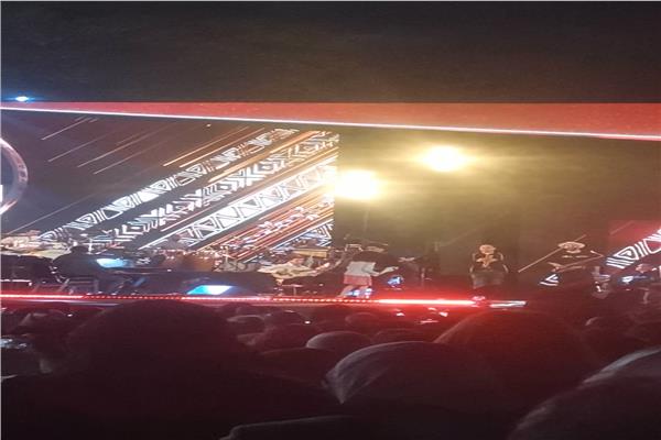 طفلة تقتحم مسرح النافورة وتهدي الكينج محمد منير باقة ورود