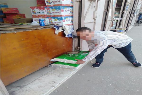 ضبط تاجر جملة لتجميعه أرز مدعم وبيعه بالسوق السوداء 