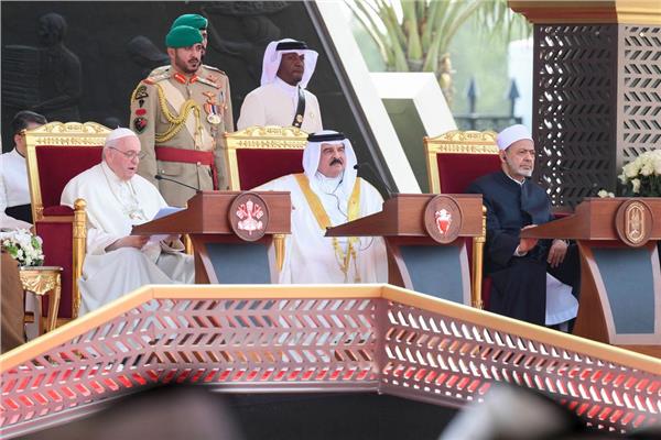 العاهل البحرينى الملك حمد بن عيسى ال خليفة بصحبة شيخ الأزهر وبابا الفاتيكان