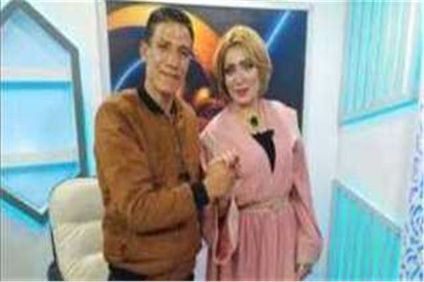 صورة أرشيفية..عامل النظافة يخطّب مذيعة