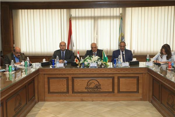 محافظ الجيزة يلتقي بممثلي السلاسل التجارية والغرفة التجارية لبحث سبل توفير السلع 