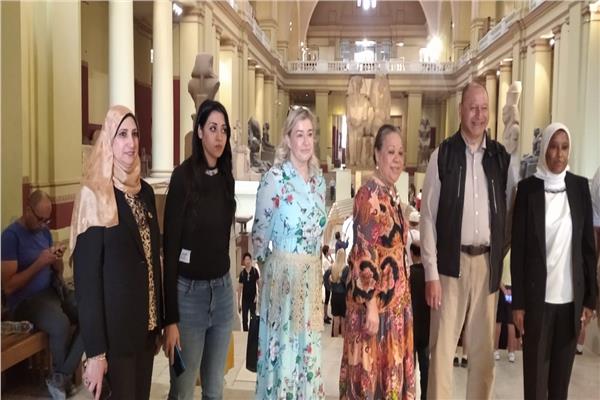 ملك تونجا يزور المتحف المصري بالتحرير