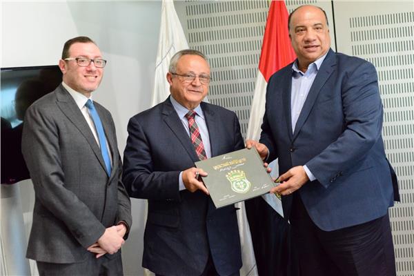 الدكتور أحمد زايد مدير مكتبة الإسكندرية  ومحمد مصيلحي رئيس نادى الاتحاد السكندري