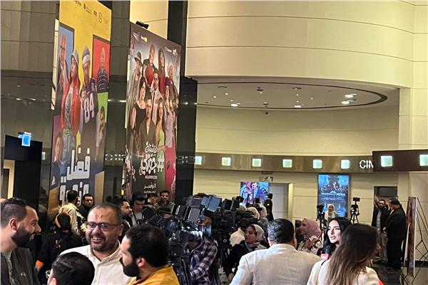 الجمهور في إنتظار وصول حسن الرداد قبل إنطلاق عرض "تحت تهديد السلاح"