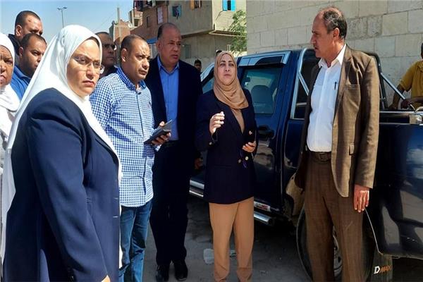 المهندسة جيهان عبد المنعم اثناء تفقدها عدة أحياء