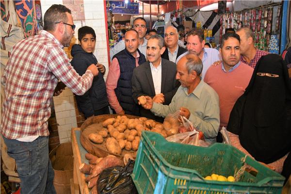 محافظ الغربية خلال تفقده منافذ بيع السلع المدعمة 