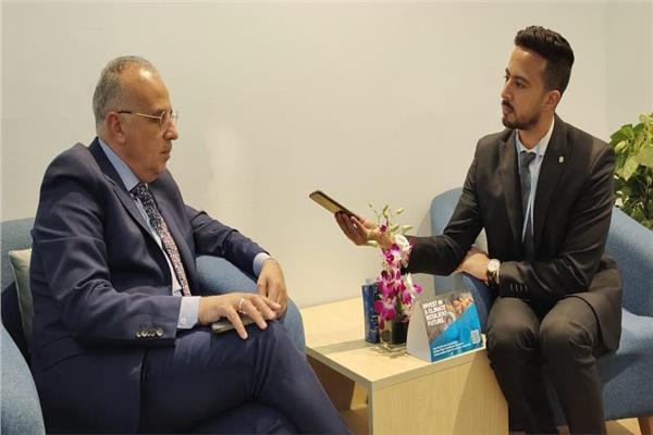 وزير الري مع محرر بوابة أخبار اليوم 