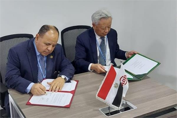 وزير المالية ورئيس البنك الآسيوي للبنية التحتية خلال توقيع الاتفاقية