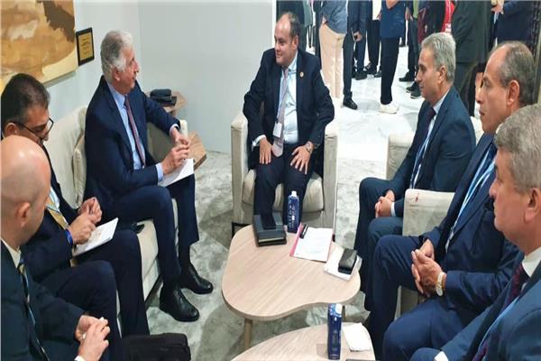 وزير الصناعة خلال الاجتماع