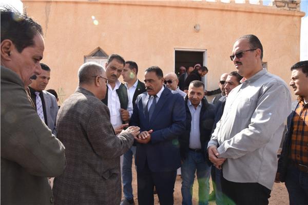 محافظ مطروح خلال الجولة