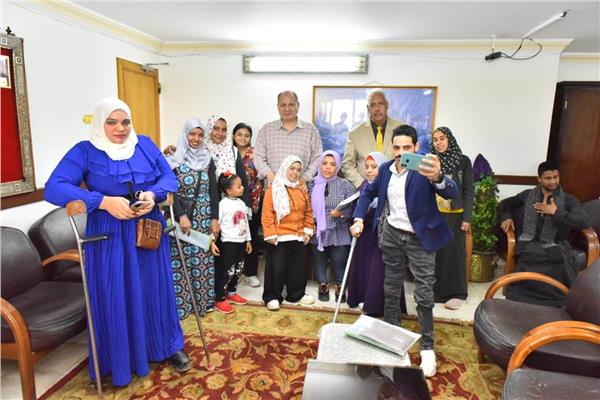 محافظ أسيوط يلتقي ذوي الهمم للاستماع لمطالبهم 