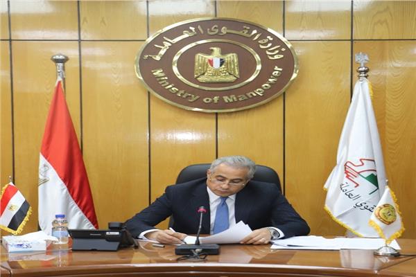 وزير القوى العاملة حسن شحاتة