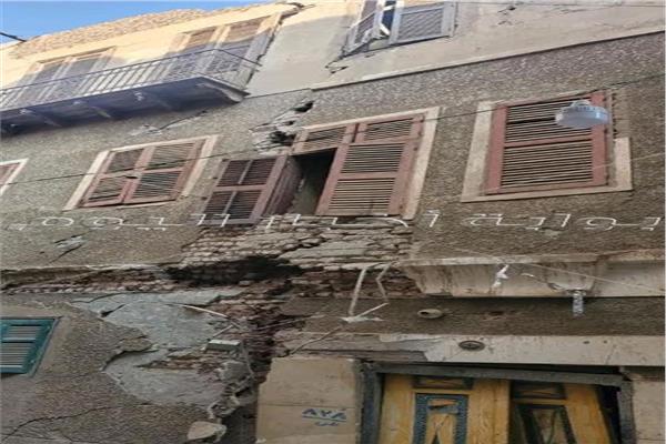 تصدع منزل قديم بدرب عزيز بالقيسارية بحي غرب مدينة أسيوط 
