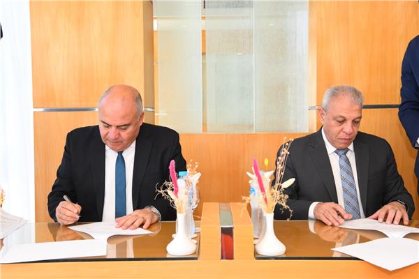 محافظ قنا خلال مراسم توقيع البروتوكول