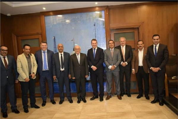 محافظ بورسعيد يستقبل وفد شركة هايدرو اندستريز البريطانية