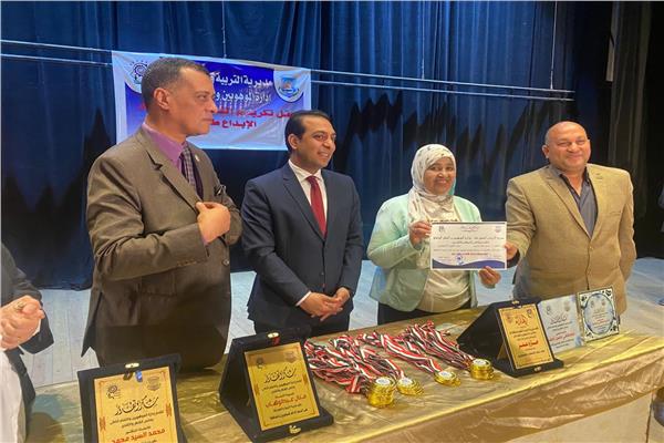 نائب محافظ قنا يكرم الفائزين بمسابقة "الإبداع طموح"