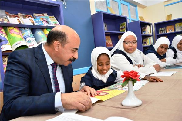   محافظ أسوان يلبى طلبات سيدة معمرة  خلال إفتتاح مدرسة مجمع الكسارة للتعليم الأساسى